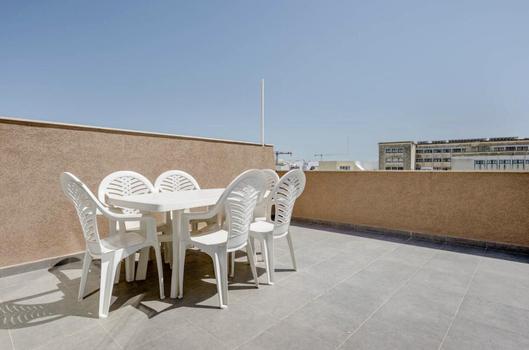 F12 Room 2, Private Room Two Single Beds Privated Bathroom In Shared Flat Msida Exterior photo
